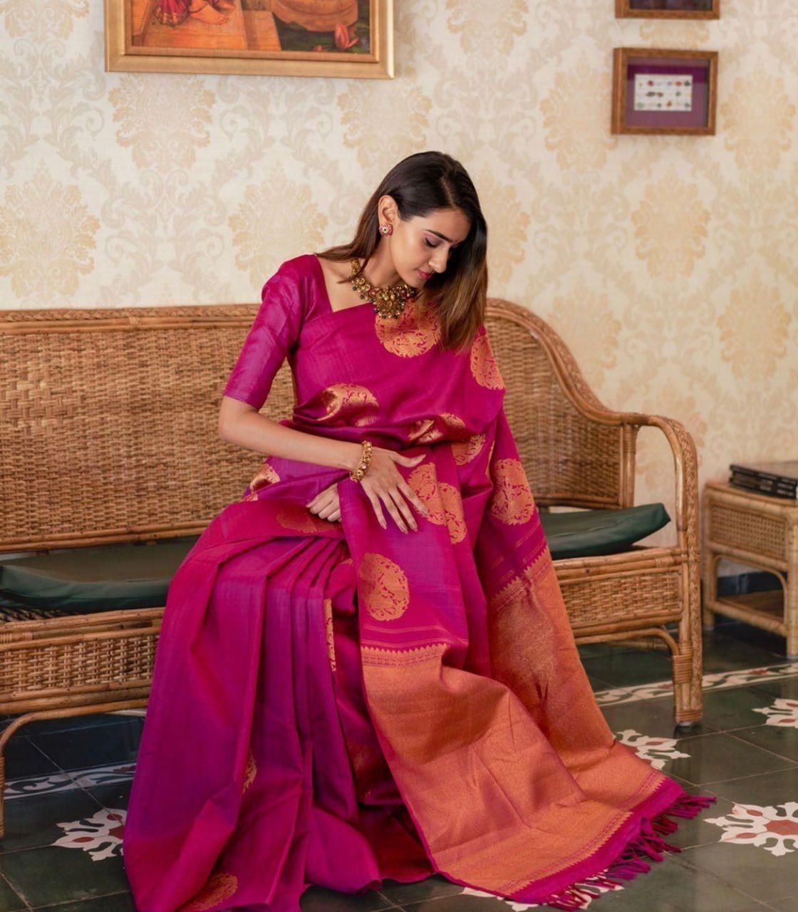 Women's Wedding Special Jacquard Saree  ⭐⭐⭐⭐⭐(764 Reviews)
